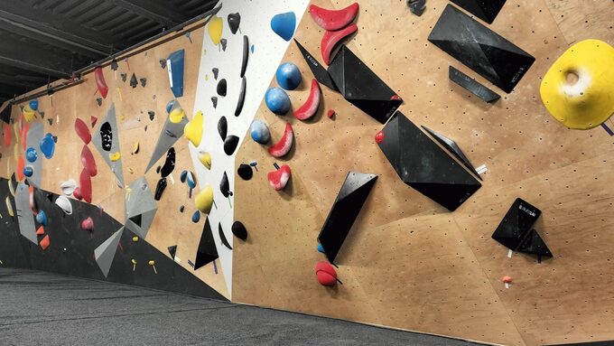 atome-climbing-salle-escalade-annecy-scaled-e1681669190199.jpg